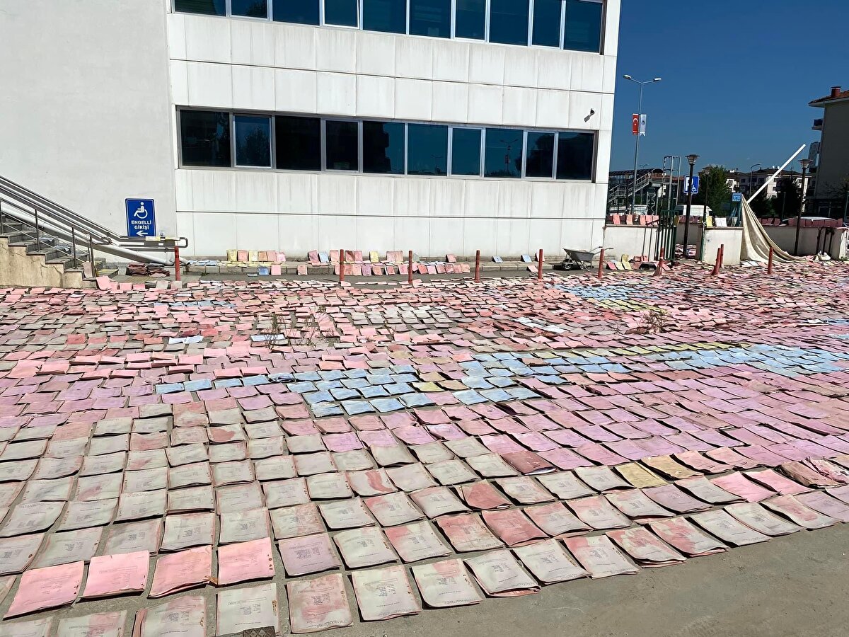  Akşam güneşin batmasına yakın dosyalar yeniden personel tarafından toplandı. Kurum önünde kurutma işleminin güneşli günlerde yapılmaya devam edileceği öğrenildi. 