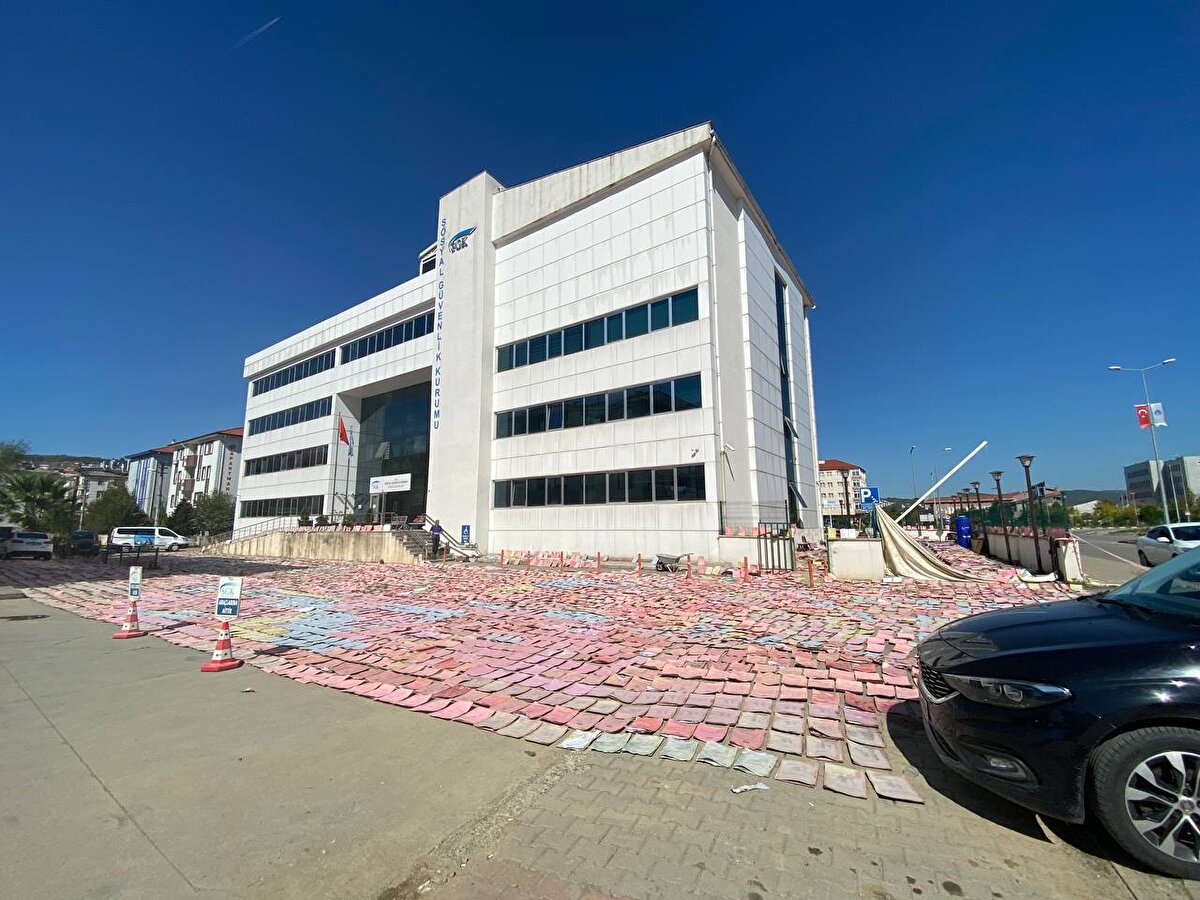  Sel suları ve balçıkla kaplanan dosyalar kurum personeli tarafından temizlendi. Kurum önündeki alana el arabasıyla taşınan dosyalar, tek tek yere serilerek, güneşte kurumaya bırakıldı. 