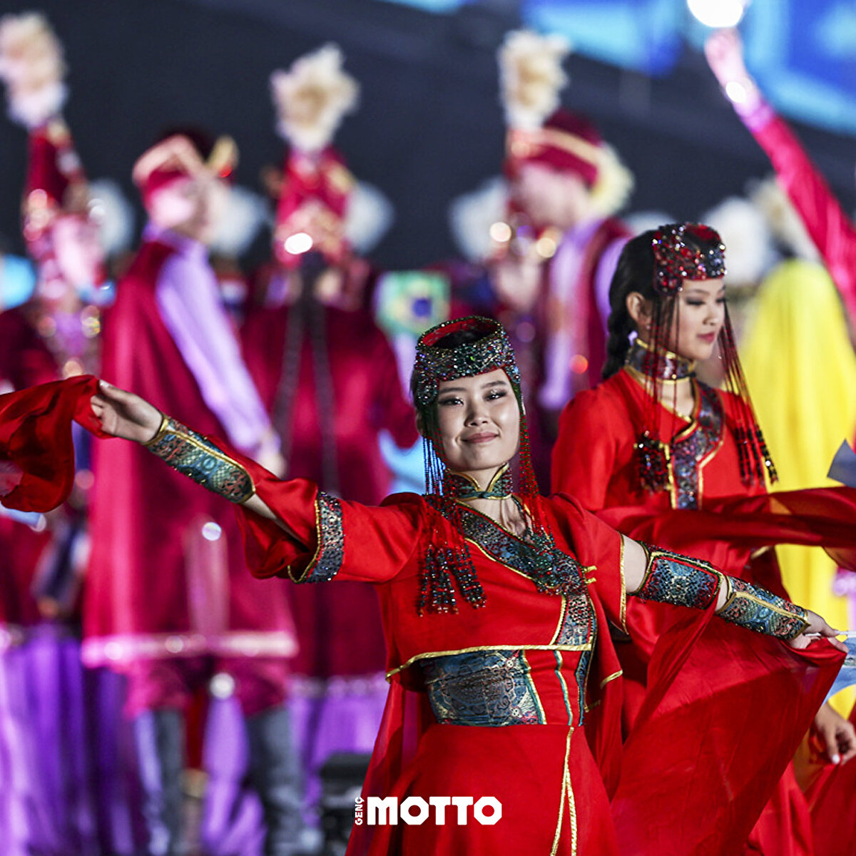 Solist Çiğdem Gürdal'ın "Bayrak" şarkısını seslendirdiği bölüm, protokol üyeleri ve vatandaşlar tarafından büyük alkış aldı. Tören, gösteriye katkı veren tüm solist ve dansçıların katılımıyla söylenen "Türk Elleri" şarkısıyla kapandı.