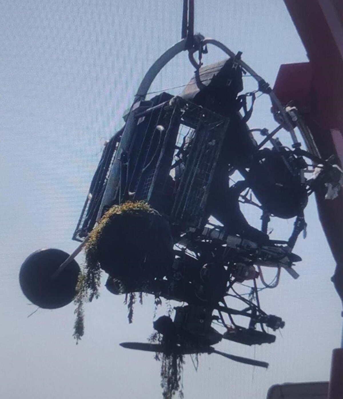 Radar sistemi Suriye ve Irak sınırı başta olmak üzere kademe kademe tüm sınırları kapsayacak şekilde yaygınlaştırılacak.<br><br>Amatör hava araçlarının tespiti için havadan gözetleme yapan balonların yaygınlaştırılması da gündemde<br><br>Geniş alan gözetleme sistemleriyle donatılmış ASELSAN üretimi Karagöz sistemini barındıran balonlar ırak ve Suriye sınırında havadan keşif ve gözetleme yapacak.<br><br>Kaynak: NTV