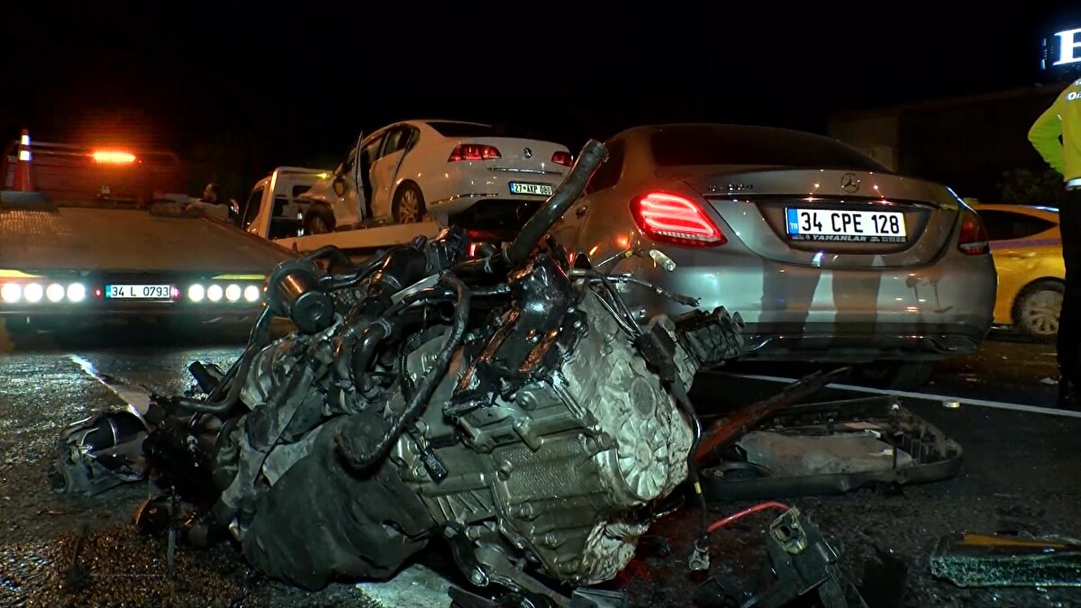 İddiaya göre D-100 kara yolu üzerinde makas atarak seyir halinde bulunan ve henüz sürücüsü öğrenilemeyen otomobil, yol kenarındaki bariyerlere çarptıktan sonra başka bir otomobile çarptı.<br><br>