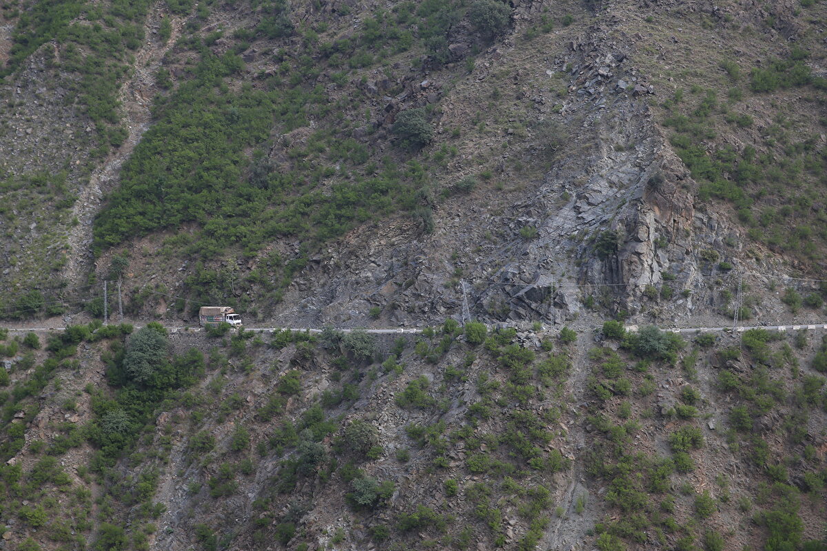 Pakistan’ın Pencap eyaletindeki Hasan Abdal bölgesinden başlayan yol, sırasıyla Hayber Pahtunhva, Azad Cammu Keşmir ve Gilgit-Baltistan’ı geçerek Çin’in Sincan Uygur Özerk Bölgesi’ne bağlı Kaşgar’a uzanıyor.<br><br>