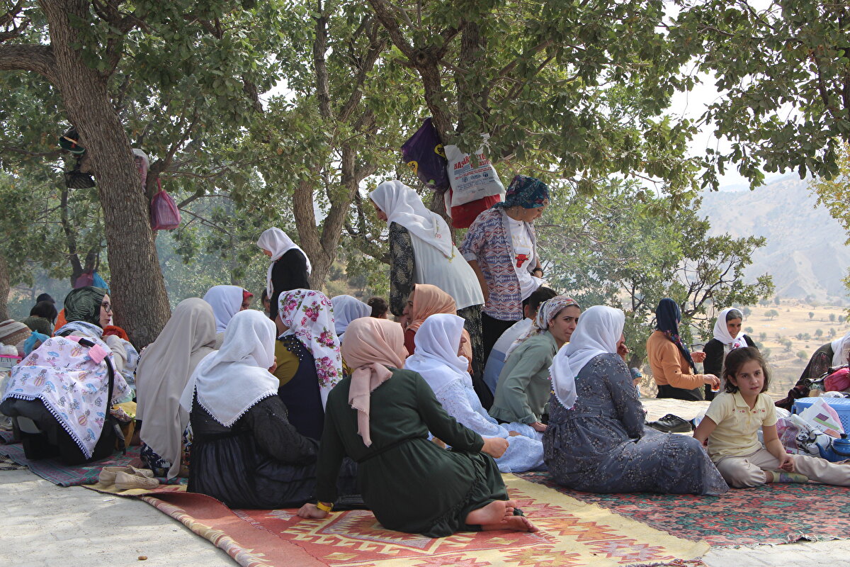 Çevre köylerde yaşayanların da katıldığı Balveren Mezarlığı ziyaretinde Kur'an-ı Kerim okunup, dua edildi. Etkinliğe gelenler, her yıl gerçekleştirdikleri ziyaretin birlik ve beraberliği pekiştirdiğini belirtti.<br>