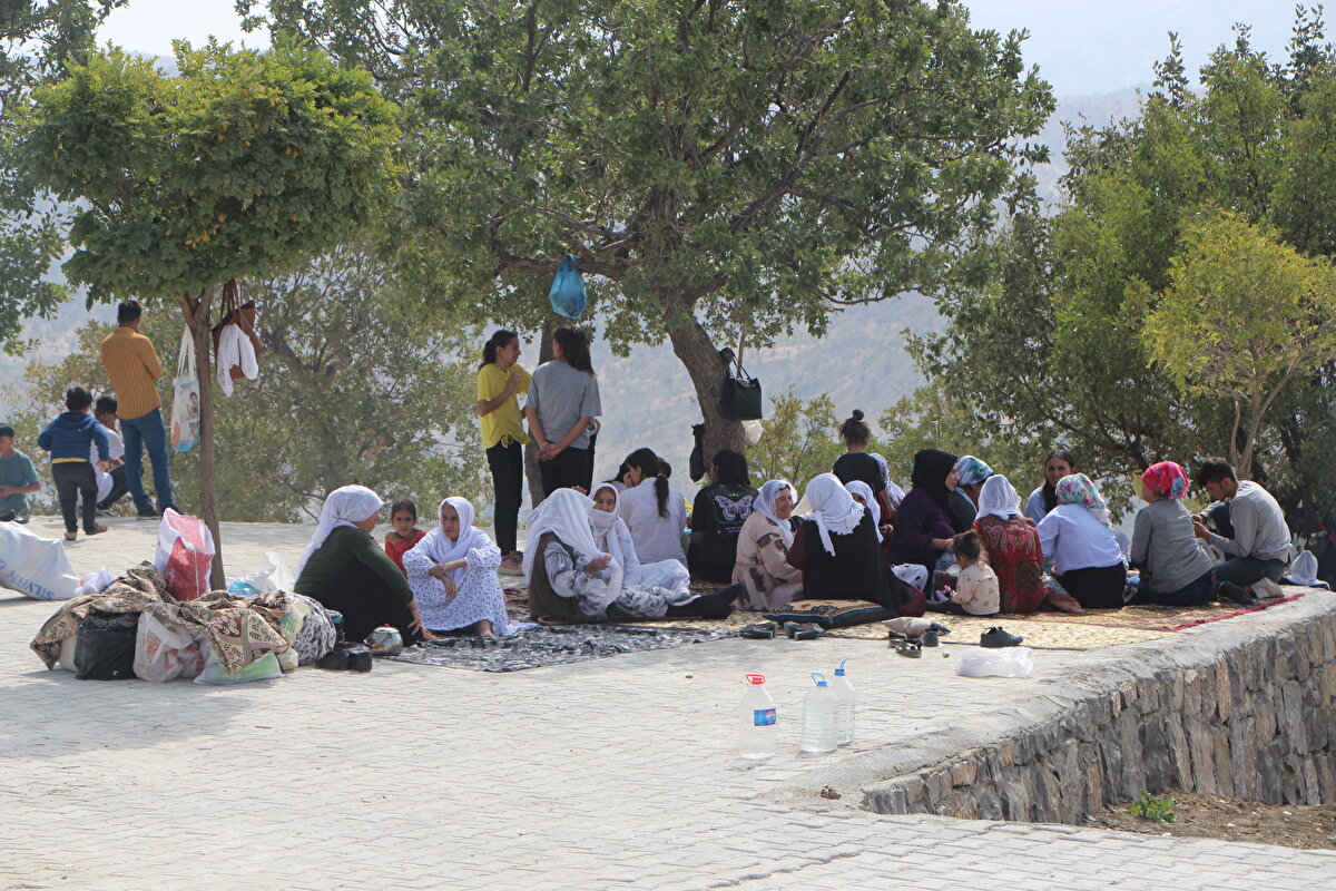 Yaklaşık 300 yıldır, her ekim ayının ilk perşembe gününde yapılan buluşma, sabahın erken saatlerinde mezarlığı ziyaretle başladı.<br>