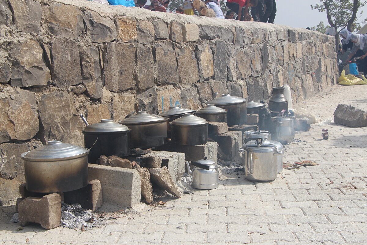 Burada çadırlar kurup, erken saatlerde yemek pişirilmeye başlandı. Öğle ezanının okunması ile birlikte ailelerin pişirdikleri yemekler getirilip etkinliğe katılanlar için kurulan 100 metre uzunluğundaki yer sofralarına dizildi.<br>