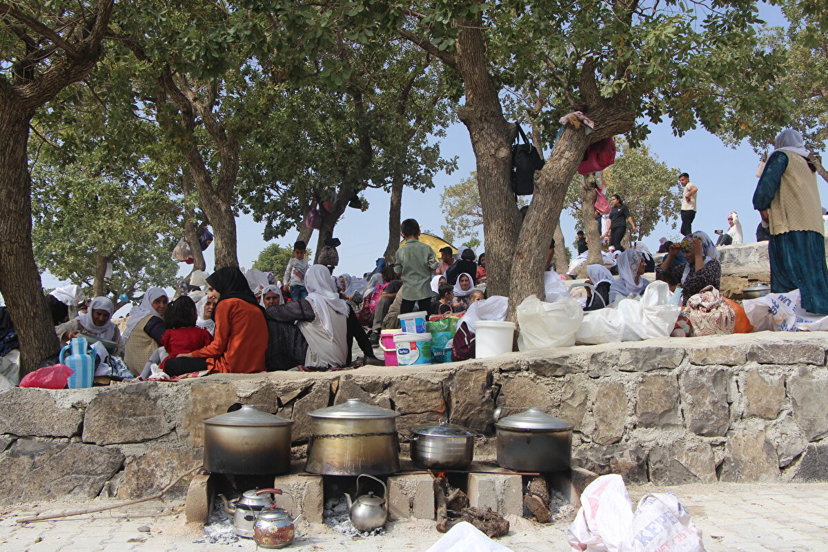 'TÜM DÜNYAYA ÖRNEK OLMAK İSTİYORUZ' <br>Yıllardır etkinliğe katıldığını belirten Osman Yeren, “Buraya gelip, ölülerimize adaklar adıyoruz, dualar ediyoruz. Yemekler pişiriyoruz, aşımızı paylaşıp birlikte yiyip ondan sonra bu geleneğimizi gelecek nesillere aktarmak için çocuklarımıza tembihleyip geleneğimizi devam ettirmek niyetindeyiz” ifadelerini kullandı. Abdulkadir Alkış ise, “Biz Balveren olarak, tüm dünyaya örnek olmak istiyoruz. 300 seneden önce dedelerimiz, babalarımız, tüm bölge halkları olarak burada toplandı. Hiçbir ayrım yapmadan kardeşlik içinde yaşıyoruz. Türk, Kürt, Alevi, Sünni ayrımı yapmadan ekim aynının ilk perşembesinde burada toplanıyoruz. Burada kurban kesiyoruz. Kuran-ı Kerim okuyoruz. Herkes kendi evinden getirdiği yemeği burada vatandaşlara dağıtıyor”<br>