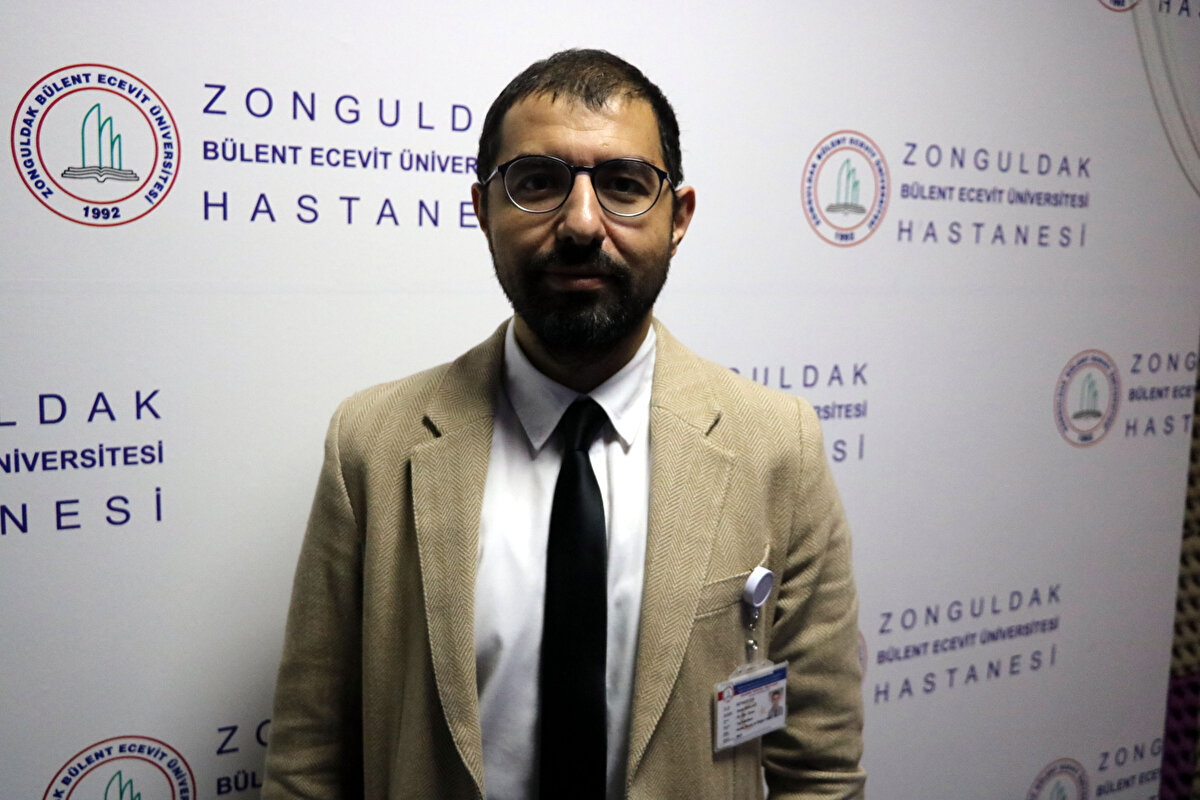 “Çok uzun süre geçtiği için birkaç merkeze başvurduğunda çıkarılabileceğini ama belli komplikasyonlar olabileceğini söylemişler. Yüzünde kesi olmasından korkmuş ve bu şekilde bugüne kadar gelmiş. Biz hastayı bu şekilde sağlığına kavuşturduğumuz için mutluyuz. Hastanın sağlık durumunu tehlikeye düşürebilecek bir durumu bertaraf etmiş olduk. Şimdiye kadar yaşanmasa da ileride yüz enfeksiyonu gibi bir sorun olabilirdi. Bu hasta MR gibi manyetik alanın olduğu radyolojik görüntülemeleri ihtiyacı olduğunda yaptıramayacaktı. Ayrıca kozmetik olarak hoş bir görüntüsü yoktu"