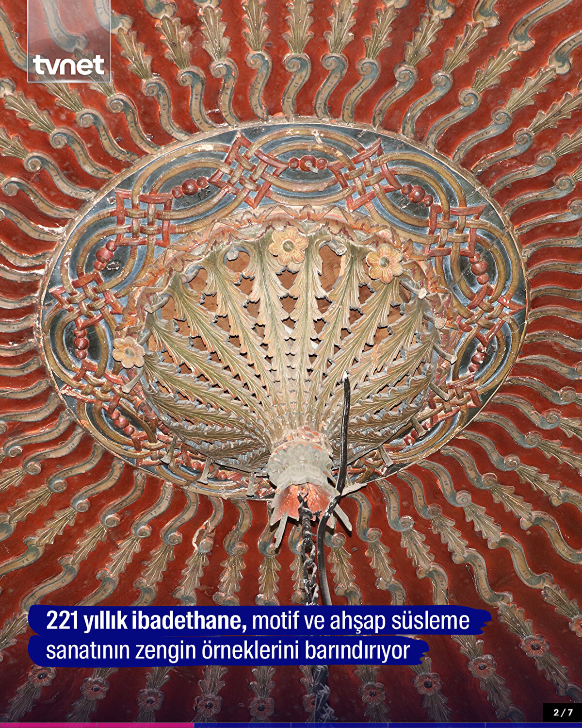 221 yıllık ibadethane, motif ve ahşap süsleme sanatının zengin örneklerini barındırıyor.
