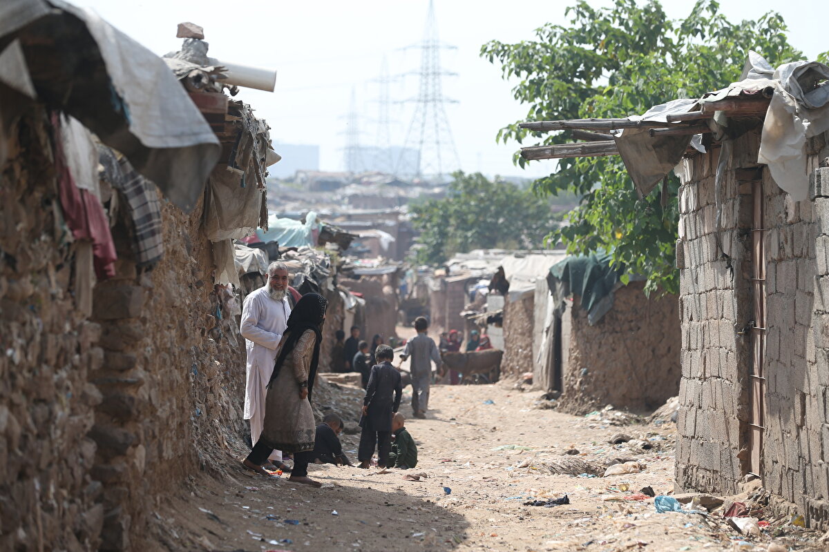 Kampta yaşayanların 1990'ların sonuna doğru Afganistan'a dönmeyi planladığı sırada, 7 Ekim 2001'de başlayan ABD işgali, daha fazla Afgan'ın çevre ülkelere göç etmesine sebep oldu.
