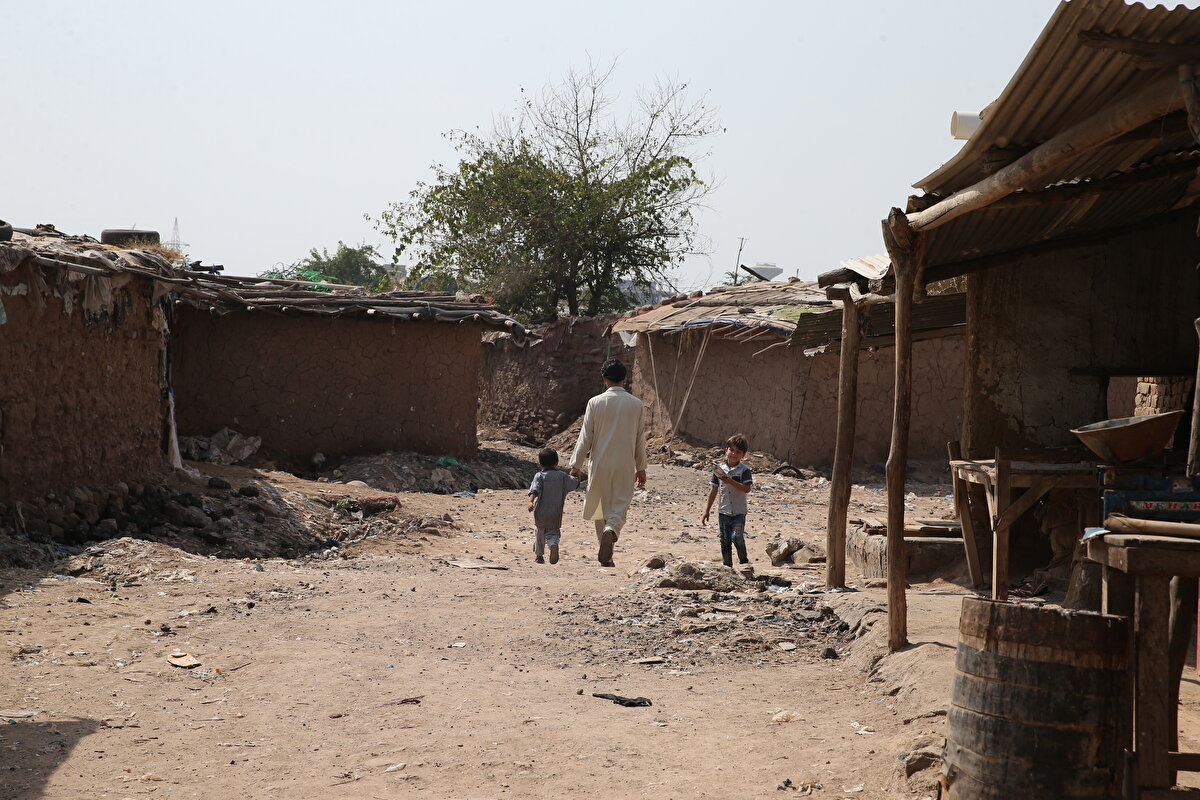 ABD'nin işgalinin ardından yüz binlerce Afgan mülteci, sınır komşusu Pakistan'a göç etti.