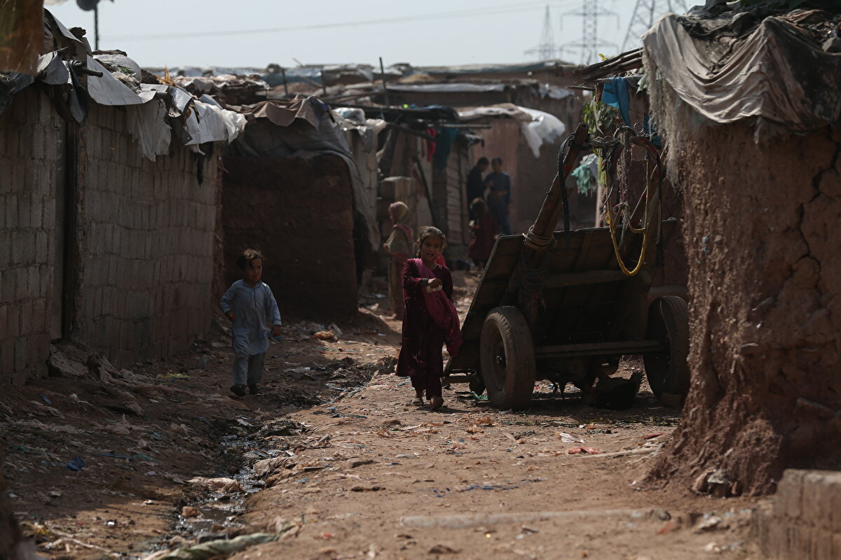 Kampta asfalt yol bulunmuyor. Özellikle muson döneminde yağan yağmurlar, kamp sakinlerini çamur içinde yaşamak zorunda bırakıyor.