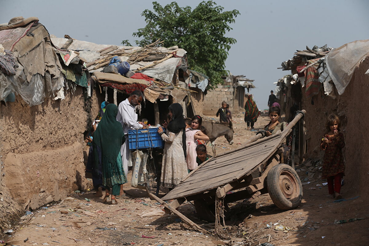 Afganistan'da 40 yıl süren işgal ve çatışmaların esiri olan mülteciler, can güvenliği sebebiyle geldikleri Pakistan'da da zor şartlarla karşı karşıya kaldı. Ülkenin en modern şehri İslamabad'a kısa bir mesafede bulunan Afgan Basti Kampı olumsuz çevre koşullarıyla dikkati çekiyor.