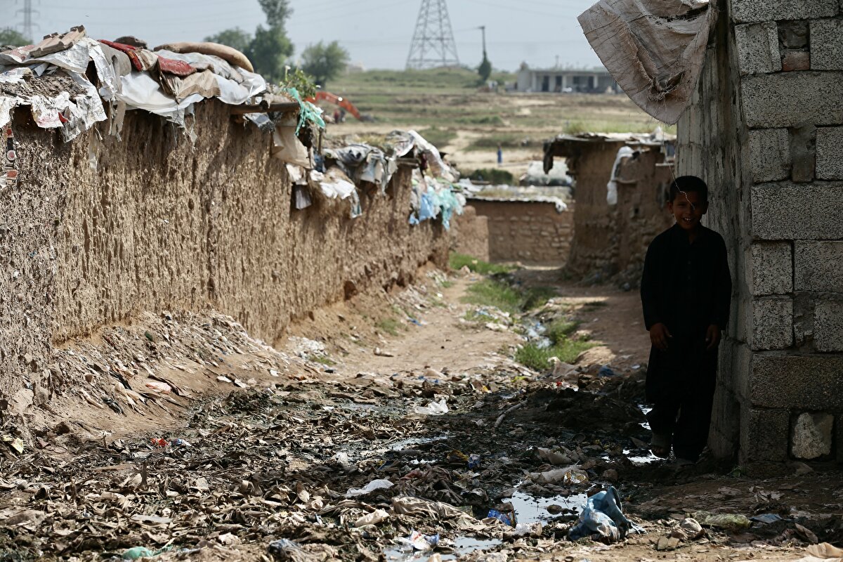 Bunun dışında kamp alanında su ve kanalizasyon altyapısı da yok. Su ihtiyaçları camilerden veya kuyulardan taşıma yoluyla karşılanıyor. Yollar ise tamamen pis kanalizasyon suyu ve çöplerle dolu durumda.