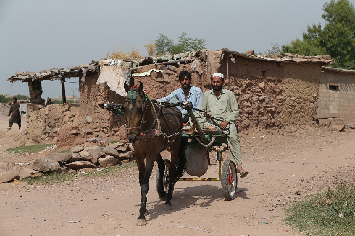 Kampta yaşayan Aktarullah Han, Sovyetler'in işgalinin ardından Pakistan'a göç ettiğini, çocuklarının bu kampta dünyaya geldiğini söyledi.