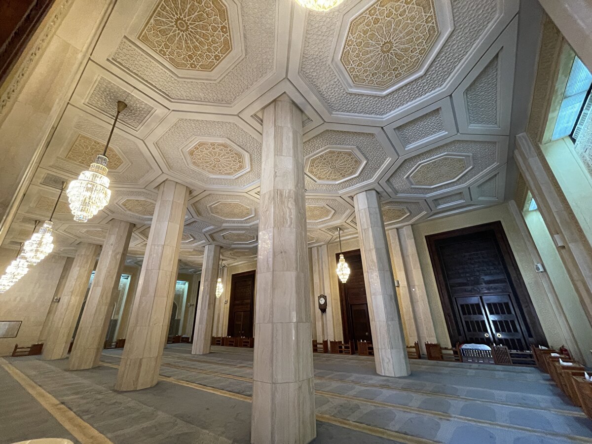 Ulu Camii'nin, merkezi büyük kubbesi, sivri kemerleri ve rüzgarlı açık hava geçitlerini oluşturan sütun kemerleri gibi mimarî öğeleri İran'ın yapısal tasarımından büyük ölçüde ödünç alınmış. El oyması alçı taşı işçiliği, geometrik Endülüs tarzı desenli çini işçiliği ve dekoratif hat yazıları ise caminin dokusuna zenginlik katıyor.