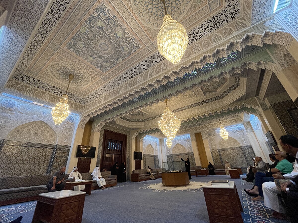 Mimarî açıdan değerinin ve Müslümanlar için önemli bir ibadet mekanının olmasının yanı sıra cami, çok sayıda İslâmî eserin bulunduğu geniş bir kütüphaneyi de barındırıyor. Araştırmacılar caminin geniş kütüphanesinde bulunan eserlerden yararlanırken, seminer ve konferans salonları da birçok eğitime ev sahipliği yapıyor.