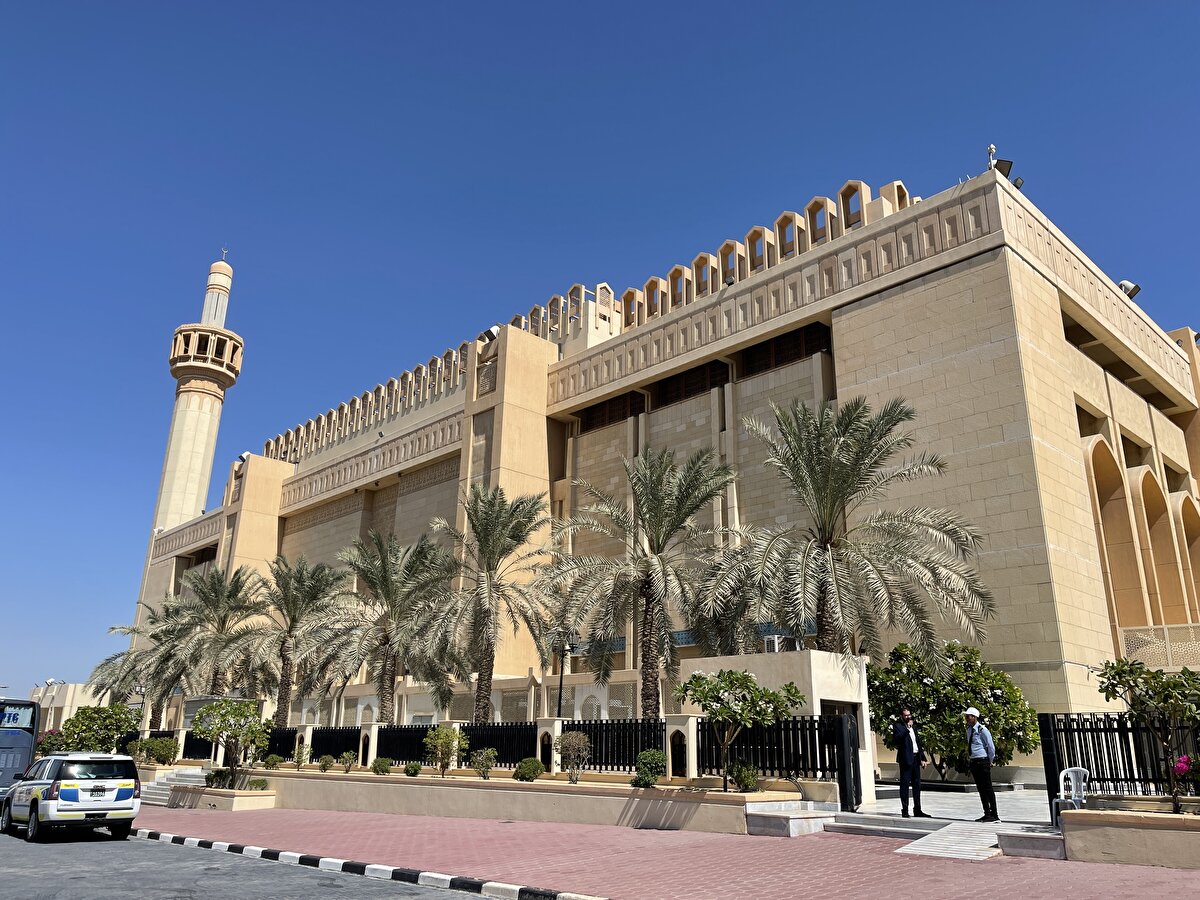 Kuveyt yönetimi, çok sayıda rehber istihdam ederek ziyaretçilere caminin tanıtımını yaparken, caminin 500 araçlık otoparkı da gelenlere kolaylık sağlıyor.
