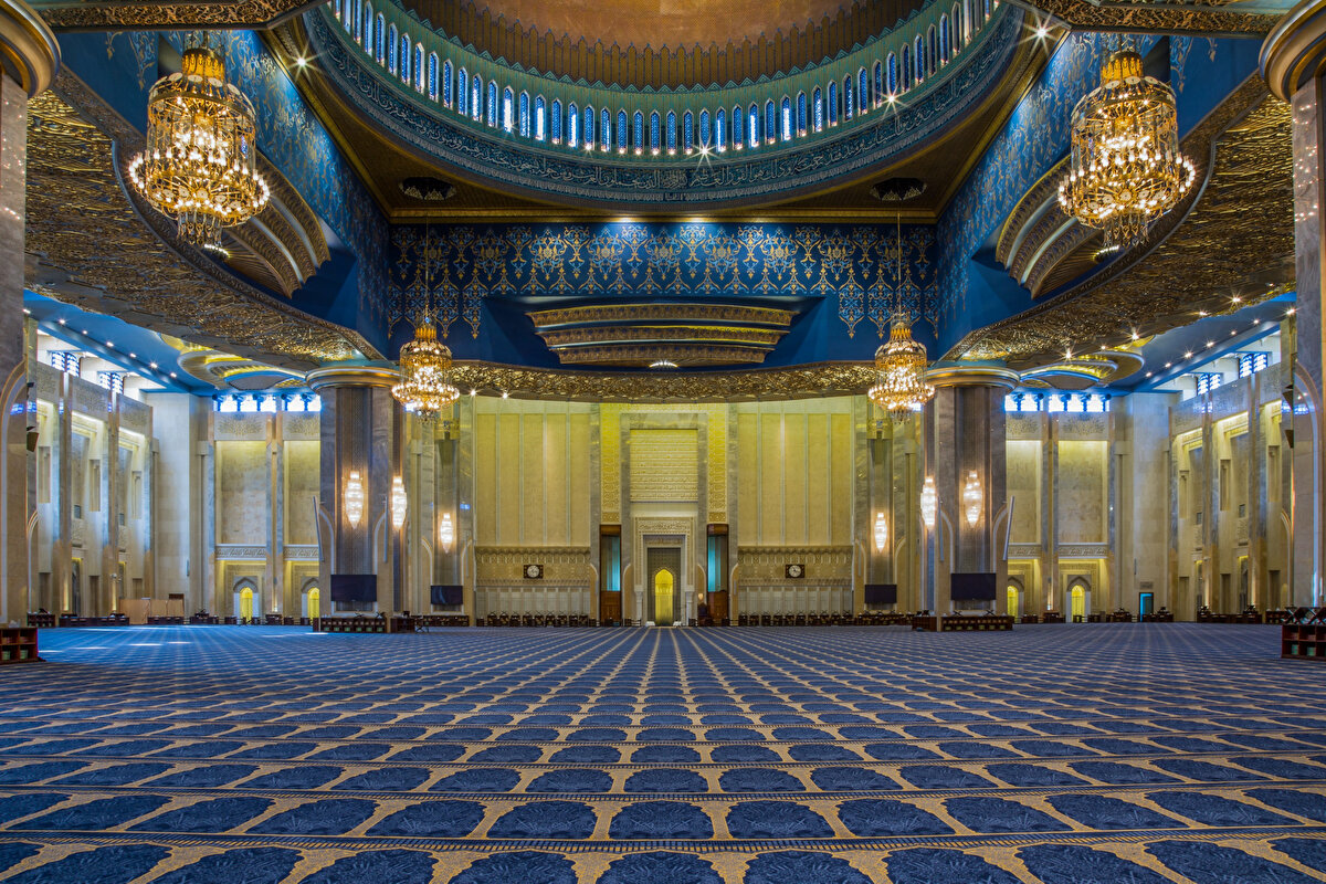 İhtişamlı cami, ibadet ve ilmî faaliyetlerin yanı sıra ülkenin önemli sembol yapılarından birisi olma özelliğine de sahip. İslâm mimarisinin önemli bir örneğini görme imkânı bulan ziyaretçiler, camideki hat sanatı eserleri inceleyebiliyor.