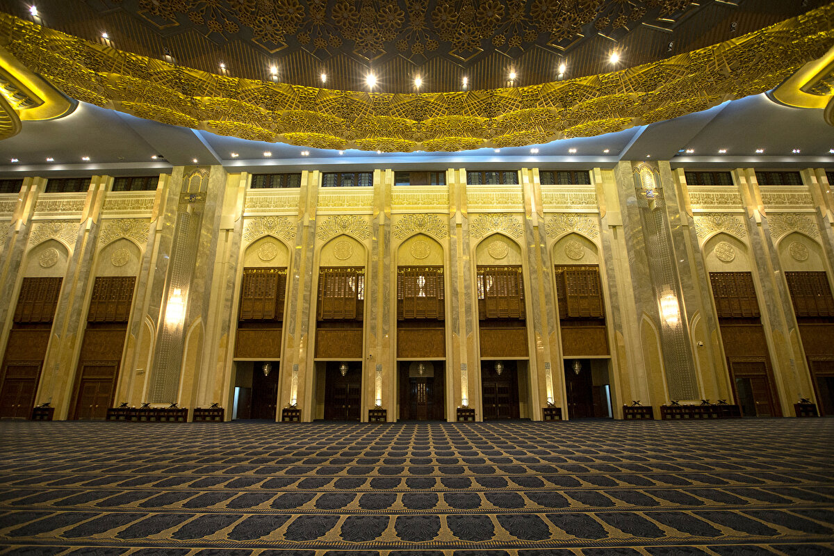 1979 yılında inşasına başlanan caminin inşaatı, 50 mühendis ve 400'den fazla işçinin çalışmasıyla 1987 yılında tamamlandı. Açıldıktan sonra cemaatin uğrak noktası olan camide, 60 bin kişi aynı anda ibadet edebiliyor.