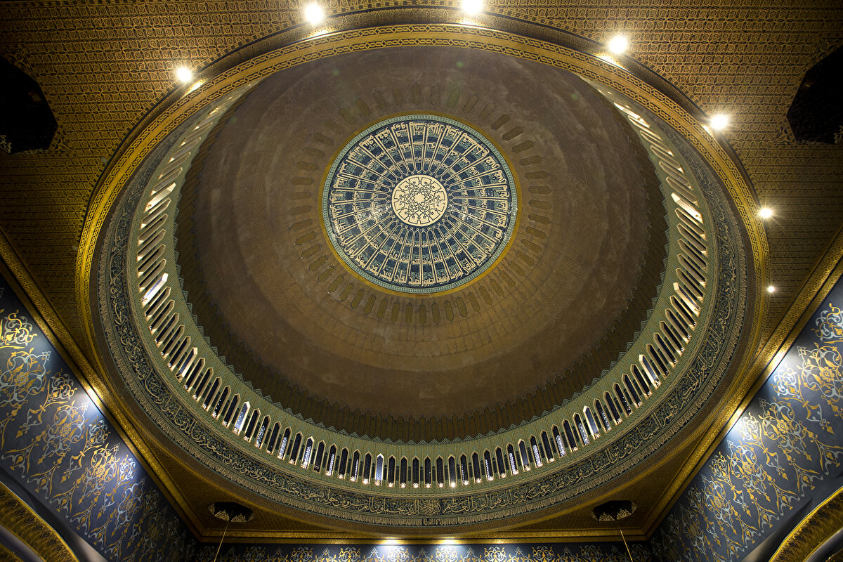 43 metre yüksekliğinde ve 26 metre çapındaki caminin kubbesi Allah'ın 99 ismi olan Esmaül-hüsna ile süslenmiştir. Kubbenin etrafındaki geometrik desenlere yazılmış hat yazıları, Ortadoğu'nun en önemli hattatlarından biri olan Hamid Haddad tarafından yazılıp tasarlanmış.