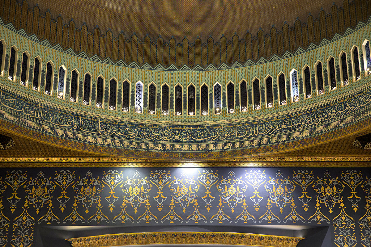 Caminin Müdürü Ali Şeddad, Kadir gecesi gibi önemli vakitlerde ibadet edenlerin sayısının iki katına çıkarak, 150 bine ulaştığını belirtiyor.