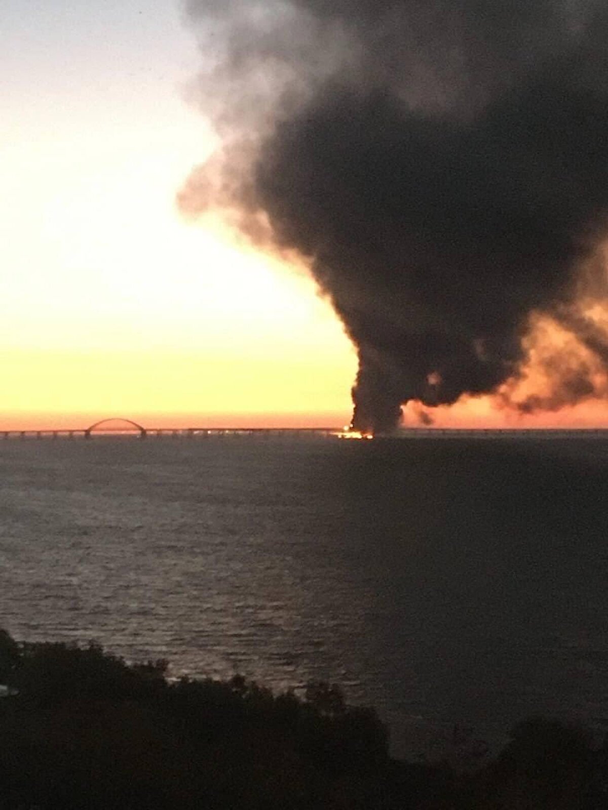 Ukrayna Savunma Bakanlığı, tarafından yapılan Twitter paylaşımında, "Güdümlü füze zırhlısı Moskva ve Ukrayna Kırım'ında Rus gücünün sembolü olan Kerç Köprüsü çöktü. Sırada ne var, Rusya?" paylaşımını yaptı. <br><br>Geçen Nisan ayında, Ukrayna makamları Neptun füzesiyle Karadeniz'de Rusya'nın sembolü haline gelen Moskova adlı kruvazör gemisini vurduklarını duyurmuştu. Ancak, Rusya Savunma Bakanlığı kruvazör gemisinde çıkan yangın sonucu mühimmatın infilak ettiğini öne sürmüştü.