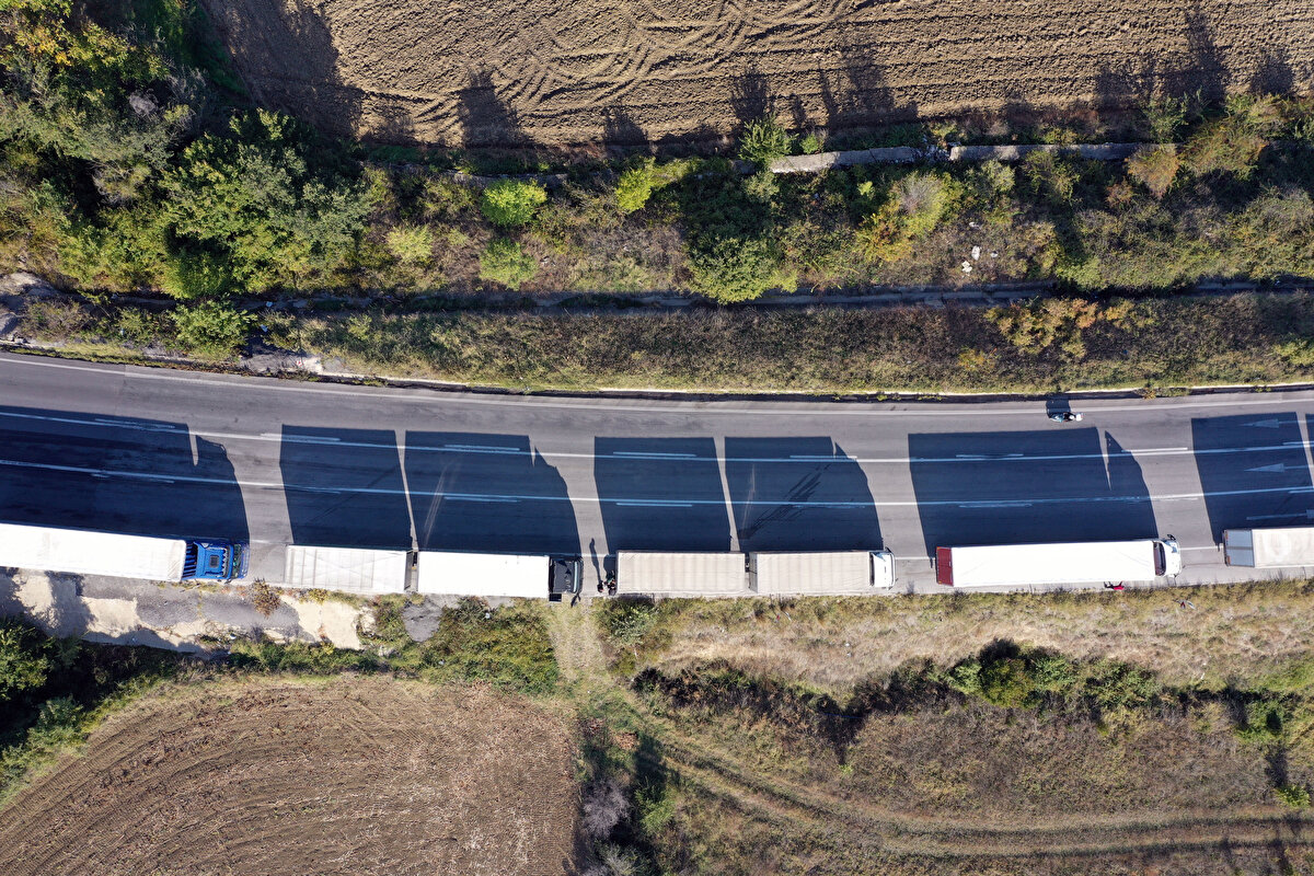 Türkiye'nin ihracatındaki artış, Rusya ve Ukrayna arasındaki savaş nedeniyle deniz yolu taşımacılığının olumsuz etkilenmesi ve tır güzergahlarının bir bölümünün batı sınır kapılarına kayması sebebiyle sınır kapılarında yoğunluk yaşanıyor. Hamzabeyli Sınır Kapısı'nda bekleyen tırların oluşturduğu kuyruk 38 kilometreye ulaştı.