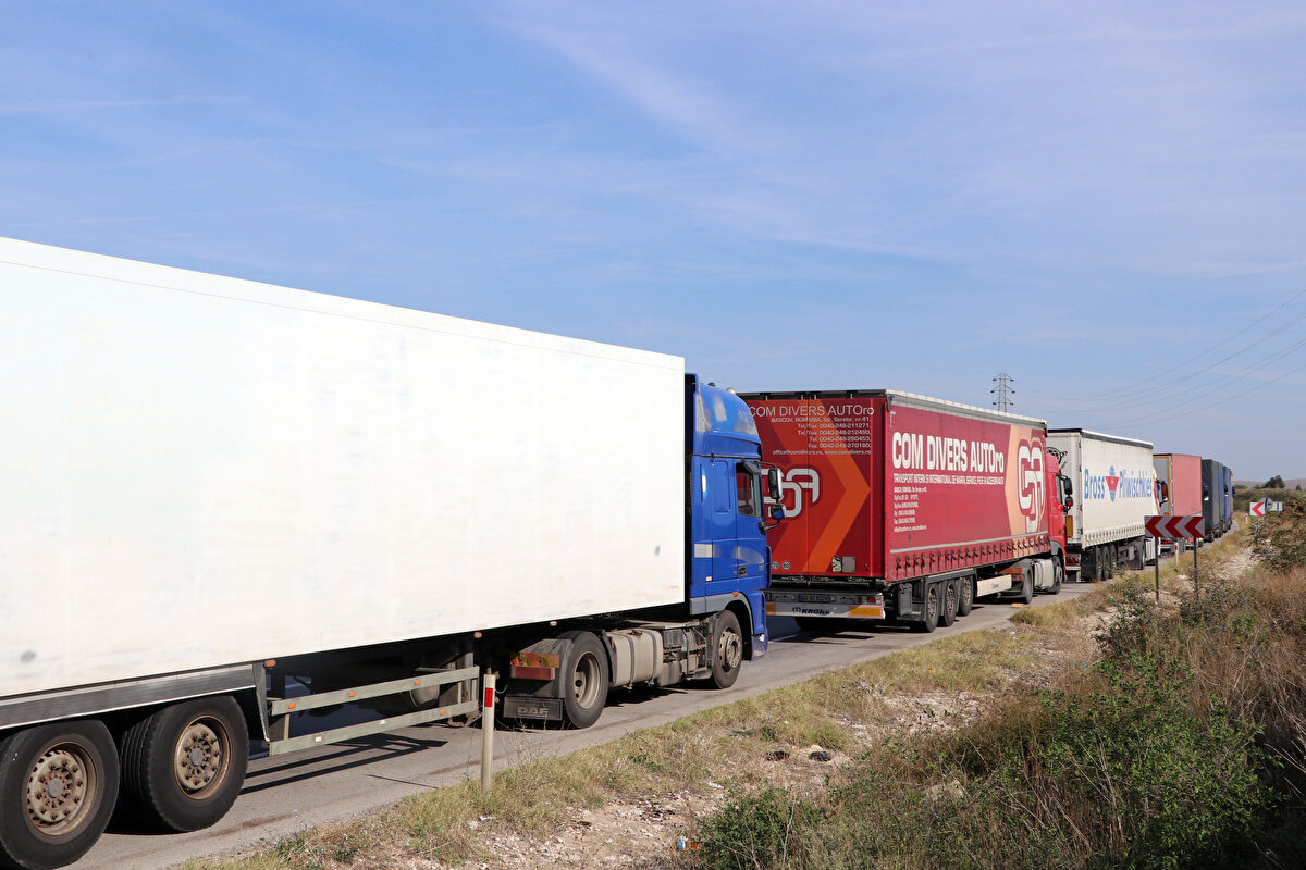 <br>Sait Çelik de gece saatlerinde sıraya girdiğini, yemek ihtiyaçlarını araçlarında gidermeye çalıştıklarını belirtti.<br>