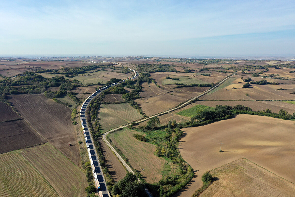 Yüzlerce tır sürücüsü, özellikle Bulgaristan'a açılan Hamzabeyli Sınır Kapısı'ndan Avrupa'ya geçip ihraç yüklerini teslim etmek için sıra bekliyor.<br>