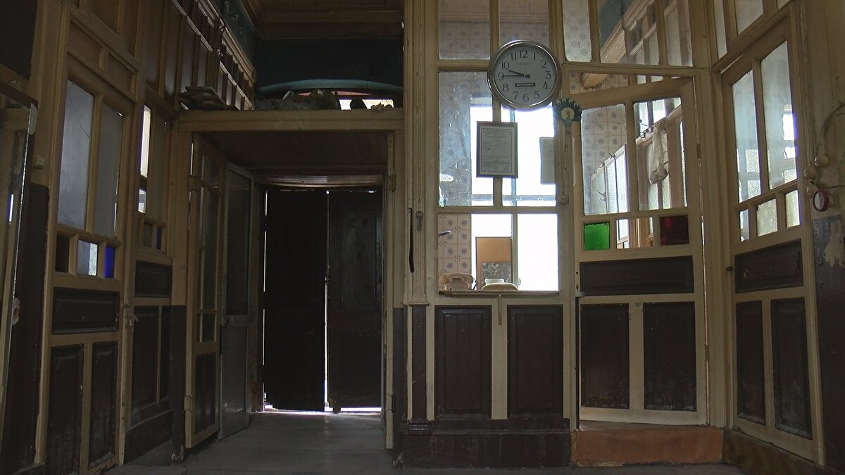 TARİHİ ESER SATIŞLARINDA RESTORASYON PROJESİNİN DE YAPILMIŞ OLMASI LAZIM <br>Gayrimenkul danışmanı Gülşener, "Tarihi eserlerde alım satım süreçleri normal konutlardaki gibi devam etmiyor. Restorasyon projesinin de yapılmış olması lazım. Bu yapıda 698 metrekare net alanımız var. Maketleşme sürecini başlattık. Koruma kurulunun uyguladığı projeyi 1/100 ölçekli şekilde maket haline getiriyoruz. Alacak kişiler öncesinde görmüş oluyor" ifadelerini kullandı. Gülşener, tarihi eserlerin müşterilerinin de farklı olduğunu belirterek, "Herkesin talep edebileceği bir yer değil. Önemli olan hem bulunduğu bölgeyi güzelleştirmesi, hem mevcut eski değerlerimizin korunması. Sonra da hak ettiği şekilde topluma kazandırılması" dedi.