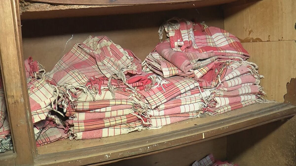 SEMBOL DEĞERİ TAŞIYOR <br>Kültür miraslarının korunmasından devletin sorumlu olduğuna dikkat çeken Heinz, "Yaşatarak nesillere aktarmak bizim sorumluluğumuz. Herhangi bir kişinin mülkiyetinde olsa bile, kültür mirasının korunmasından devlet sorumludur. Ahşap kaplamalı tavanları, üstten alınan ışıklar bu yapının kendisine özgü mimari karakteri. Bu da yapıya estetik değer kazandırıyor. Estetik değeri de var. Artık hamamlar çok az günümüze geldiğinden, sembol değeri de taşıyor" ifadelerini kullandı.