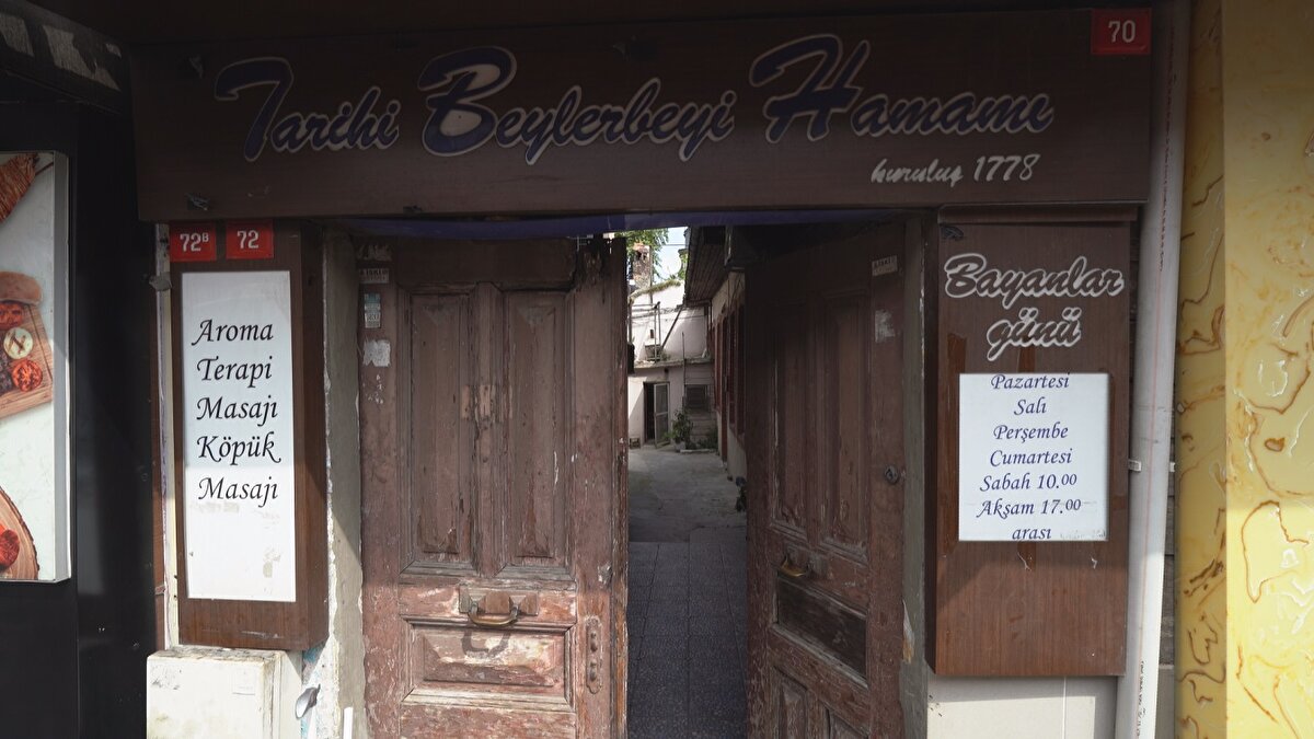 HAMAM KÜLTÜRÜ İNSANLARDA BİTTİ <br>Hamam kültürünün artık kalmadığını dile getiren Bal, "Biz 70'li yıllarda haftada 1-2 defa hamama giriyorduk. Son yıllarda biz bile kullanmadık çünkü, evimizde banyo var, her şey var. O da zaten hamamların sonunu getirdi. Hamam kültürü bitti. Çalıştıracak eleman da kalmadı. Keseci, tellak diyoruz, artık onları da kimse yapmak istemiyor" dedi.