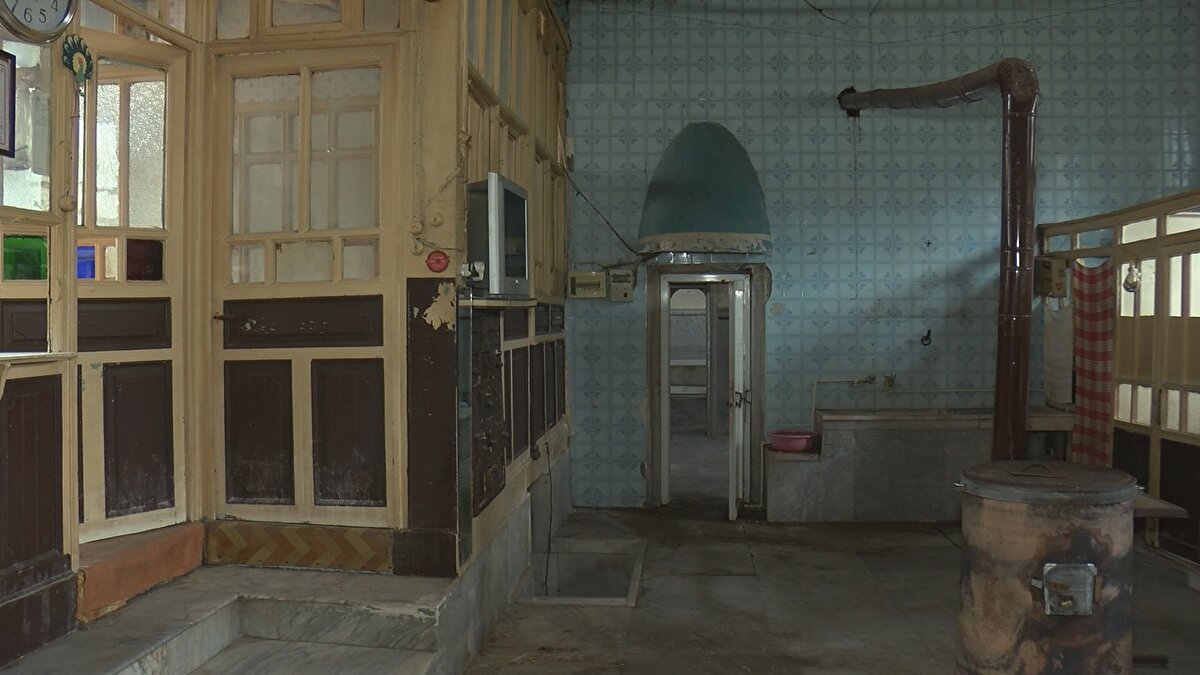 TİCARİ OLARAK KULLANILABİLİR <br>Gayrimenkul danışmanı Yasin Gülşener ise, "Yaklaşık 244 yıldır var olan bir yer. İkinci sınıf tarihi eser. Tarihi eser statüsündeki yerleri, mevcut zamandaki kullanım hallerinin dışında da değerlendirmek söz konusu olabiliyor. Buralar turistik tesislerdir. Hem ticari olarak, restoran olarak kullanılabilir. Düğün, kına organizasyonlarında kullanılabilecek şekilde değerlendirilmesi söz konusu olur. Şu anda 48 milyon liradan satıştayız" dedi.