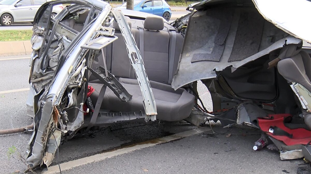 Otomobil sürücüsü olay yerinde yapılan ilk müdahalenin ardından hastanede tedavi altına alındı. Sürücü Furkan Ballıkaya’nın durumunun iyi olduğu öğrenilirken, kazayla ilgili inceleme başlatıldı.