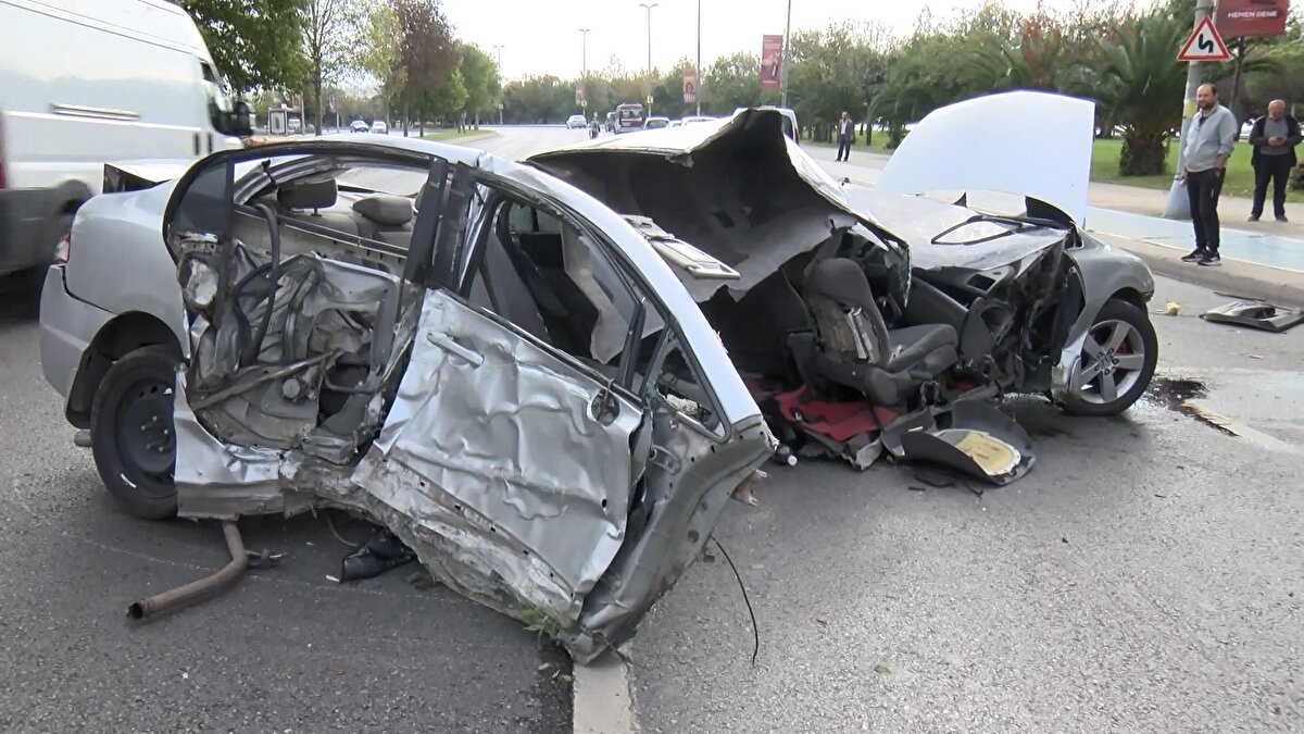 Çarpmanın etkisiyle ikiye bölünen otomobil savrularak karşı şeride geçti. İhbar üzerine olay yerine itfaiye, polis ve acil servis ekibi sevk edildi.