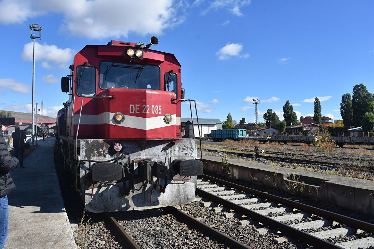 <br>Hasarın oluştuğu yük treni, Sarıkamış Tren İstasyonu'na çekildi. TCDD görevlilerince raylardaki taşların temizlenmesiyle, yol tekrar ulaşıma açıldı.