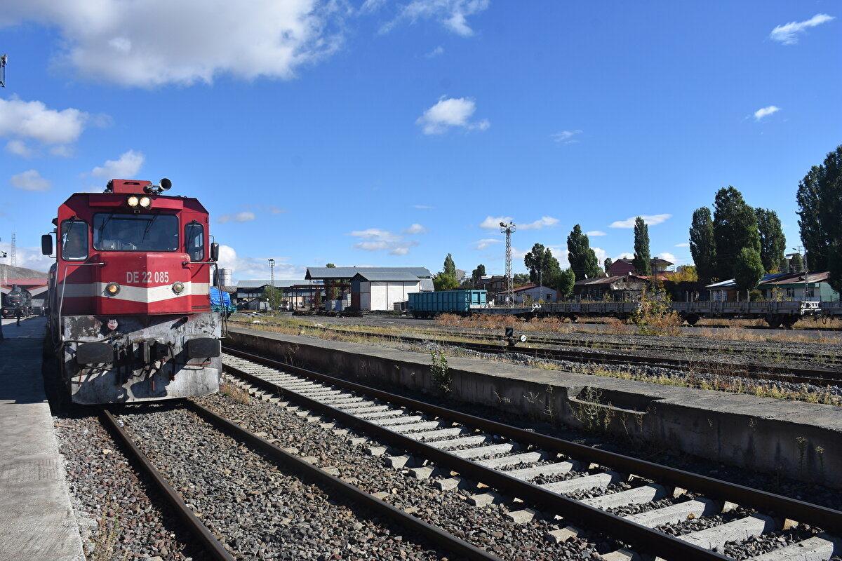 Gürcistan'dan Bakü-Tiflis-Kars demiryolunu kullanarak geldiği Kars'tan hareket eden tren, Topdağı mevkisinde yola düşen kaya parçalarına çarptı. Trende hasar oluşurken seferler durduruldu.<br>