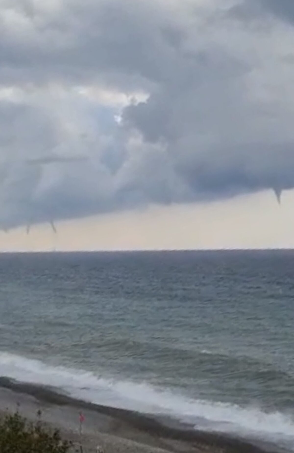 Kurucaşile ilçesi açıklarında denizde hortum oluştu. Aynı bulut kümesi içerisinde birbirine yakın 7 hortum oluştu.