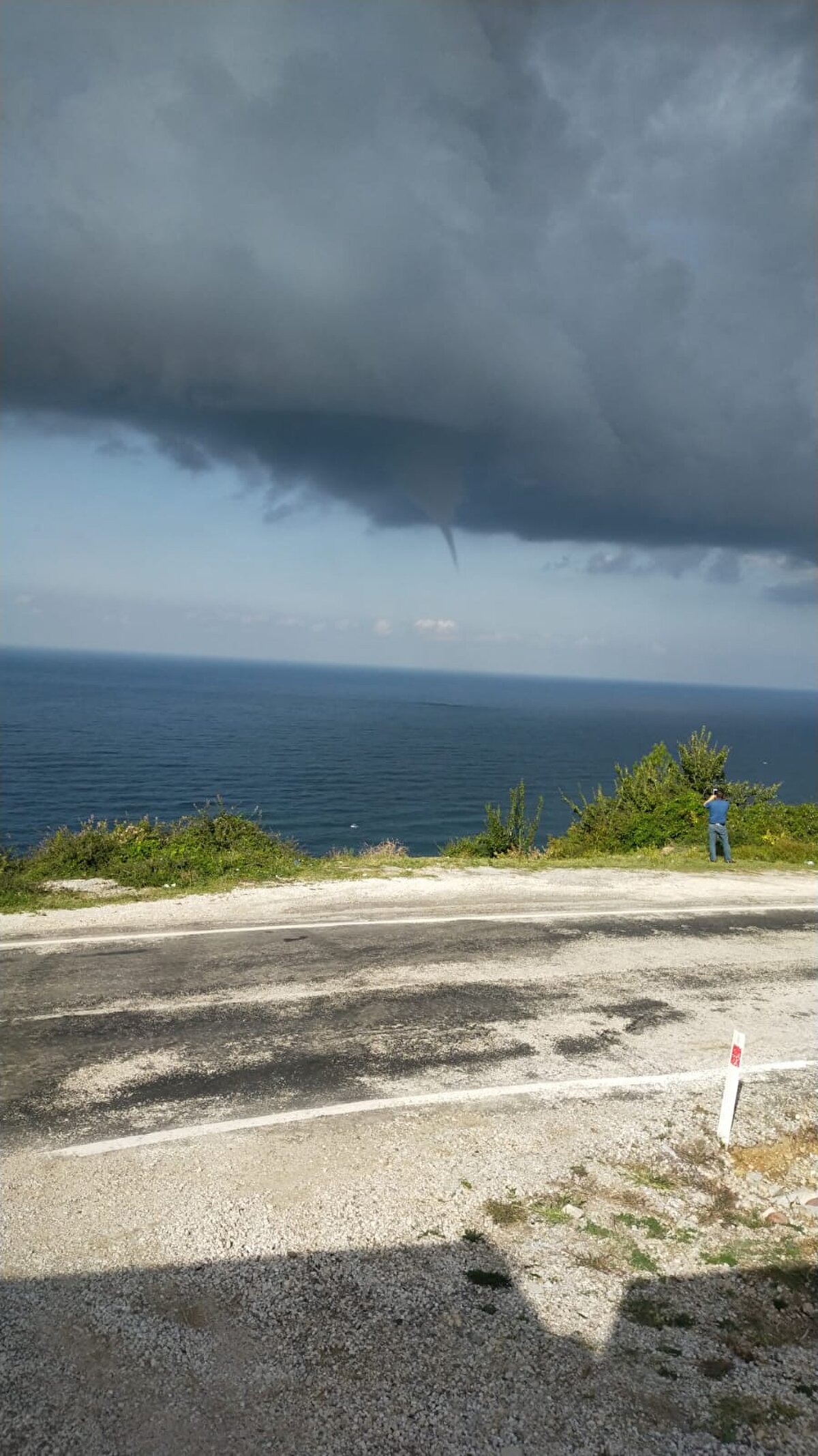 Deniz üzerinde yaklaşık 15 dakika etkili olan hortumlar karaya ulaşmadan kayboldu. O anlar cep telefonu kamerasıyla görüntülendi.