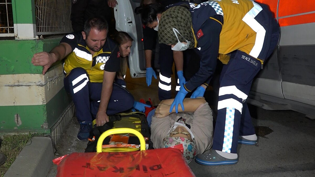 Çetin, çarpmanın etkisiyle yola savrularak yaralandı. Kazanın ardından acı içinde yerde kıvranan Çetin’e ilk müdahaleyi, ambulansta bulunan sağlık personeli yaptı.<br><br>