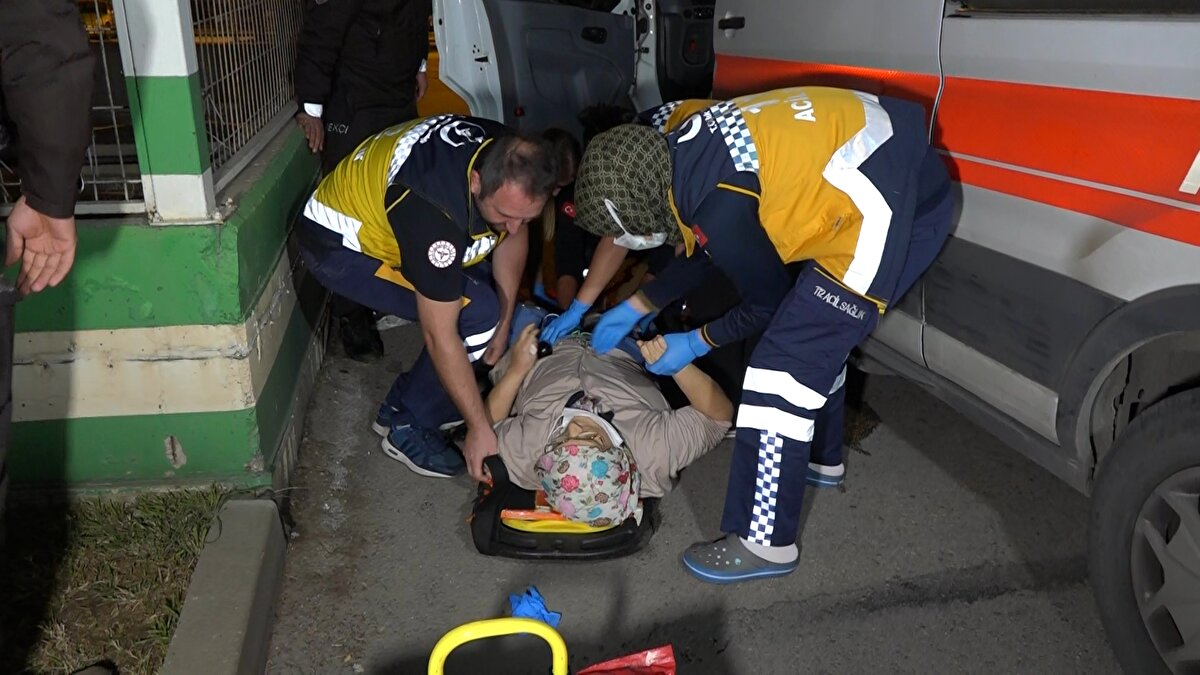 Kendisine çarpan ambulans şoförünün yola çok hızlı girdiğini belirten Çetin, "Bu kadar hızlı gelinir mi be evladım” diyerek tepki gösterdi. Sağlık ekiplerinin ilk müdahalesinin ardından, ihbar üzerine olay yerine başka bir ambulans geldi. Çetin, gelen ambulansla Çekirge Devlet Hastanesi’ne götürülerek tedavi altına alındı. Kazayla ilgili inceleme başlatıldı.<br>