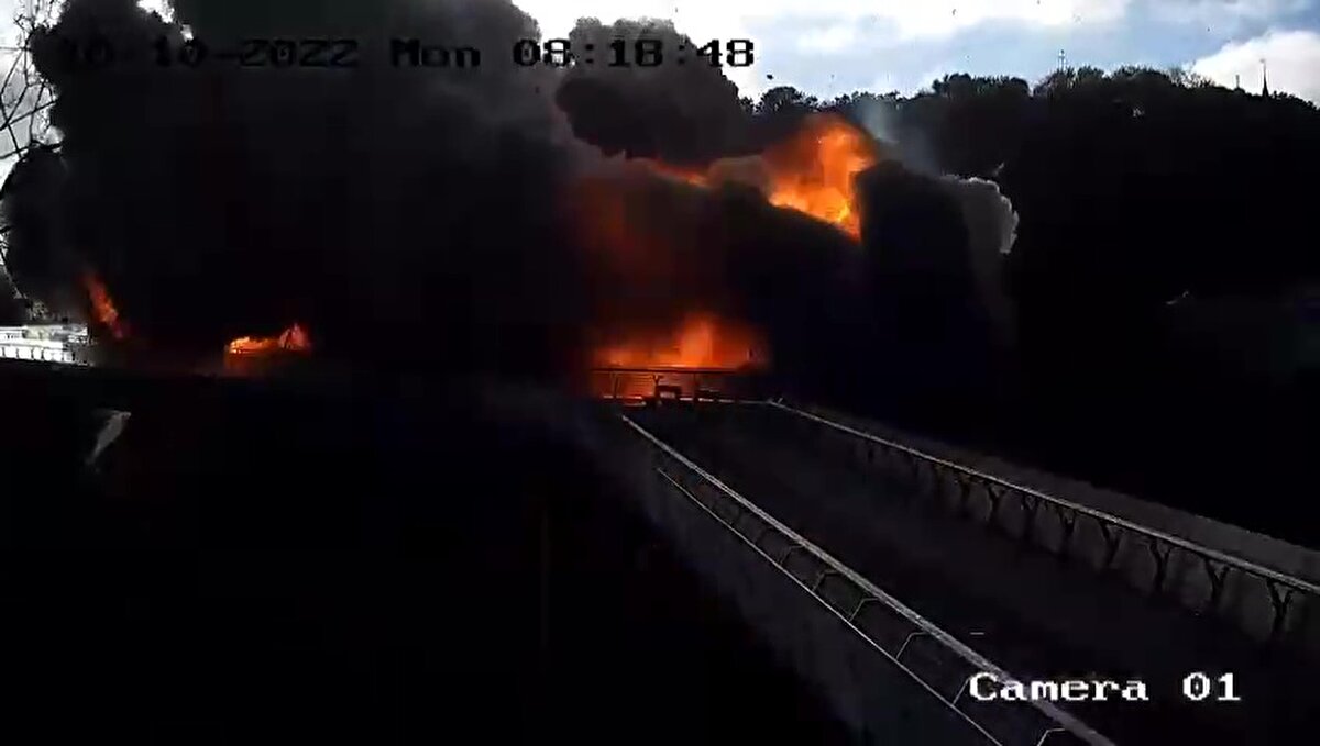 Köprüde patlama anı<br>AA'nın haberine göre, güvenlik kamerasına yansıyan görüntülerde köprüde patlama meydana geldi.<br><br>