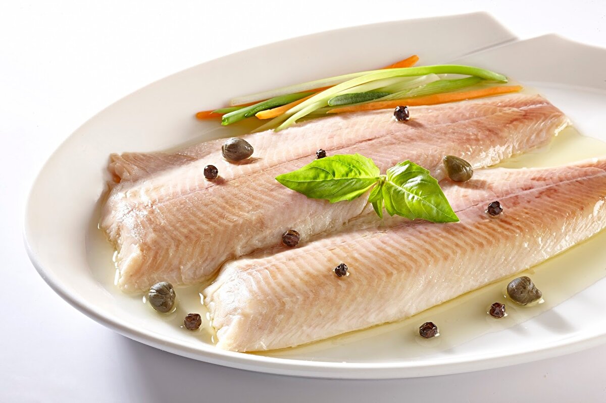 Bebekler, yaşlılar veya bağışıklık sistemi zayıf olanlar için listeriyoz, sepsis veya menenjit gibi ciddi ve yaşamı tehdit eden sorunlara yol açabiliyor. Hamileyken listeriyoz almak, düşük veya ölü doğuma neden olabiliyor. Gıda Standartları Ajansı (FSA), 2020'den bu yana, sekizi Birleşik Krallık'ta devam eden bir salgının bir parçası olarak 14 listeriosis vakası kaydedildiğini söyledi.<br><br>