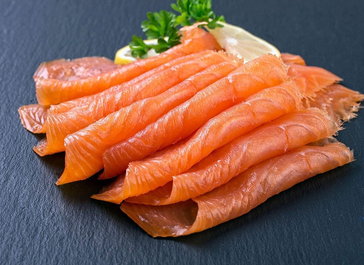 Tütsülenmiş balıkları iyi pişirin <br>65 yaşın üzerindekiler, hamile kadınlar ve kanser gibi altta yatan tıbbi durumları olan veya bağışıklık sistemi zayıflamış olan kişiler, tütsülenmiş balıkları yemeden önce iyice pişirdiklerinden emin olmaları gerekiyor. FSA, tütsülenmiş balıkları sıcak olana kadar pişirmenin tehlikeli bakterileri öldüreceğini ve herkesin yemesini güvenli hale getireceğini söylüyor.