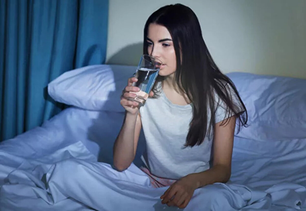 Ancak gece uyku haliyle tadındaki değişiklikleri bir çoğumuz anlamıyoruz ve bir dikişte suyu bitiriyoruz.<br><br>