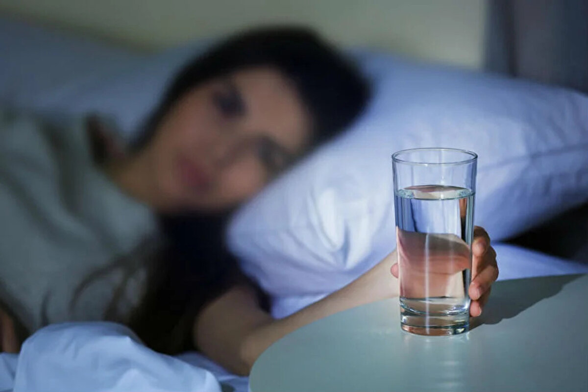 Gece susadığımızda mutfağa gitmemek ve uykumuzun kaçırmamak için genellikle bir çoğumuz bir bardak suyu yatağımızın kenarına koyarız. <br>Bu genellikle hemen hemen hepimizin yaptığı bir davranıştır. Ancak bu alışkanlık sağlık açısından hiç de iyi bir fikir değil.<br>
