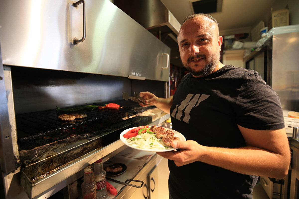 Kentte Osmanlı'dan gelen lezzetlerin devam ettiğini belirten Zıpkınkurt, "Tarifi Balkanlar'dan, Rumeli'den gelen meşhur Edirne köftemiz bu lezzetlerden biri. Edirne köftemizin tadı ve ünü, Kırklareli köftesinin de Tekirdağ köftesinin de önüne geçer. Edirne sadece tava ciğeriyle değil köftesiyle de meşhur bir kenttir." dedi.<br><br>