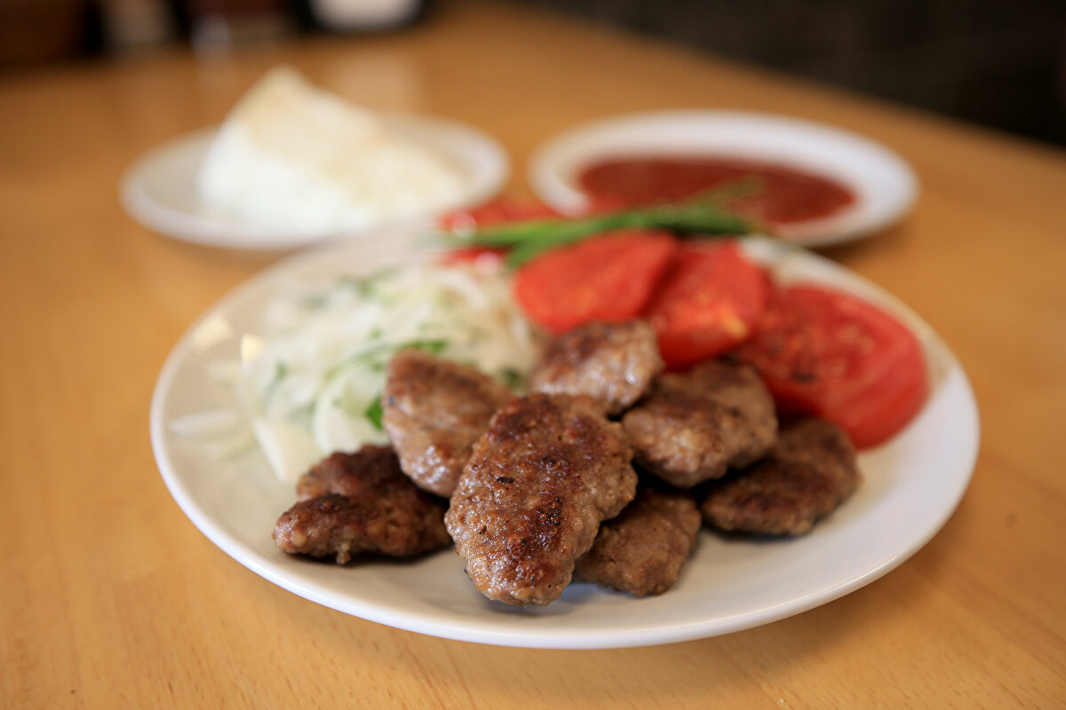 En güzel köftenin, hayvanın kaburgası ile bacağından alınan etlerin karıştırılmasıyla yapıldığını vurgulayan Sürer, "Edirne'de lokantacı arkadaşlarımız Edirne köftesinin daha meşhur olduğunu söylüyor ama köfte deyince Trakya'da ilk akla gelen Kırklareli köftesidir. Ciğer yiyeceksek Edirne, köfte yiyeceksek Kırklareli." diye konuştu.<br><br>