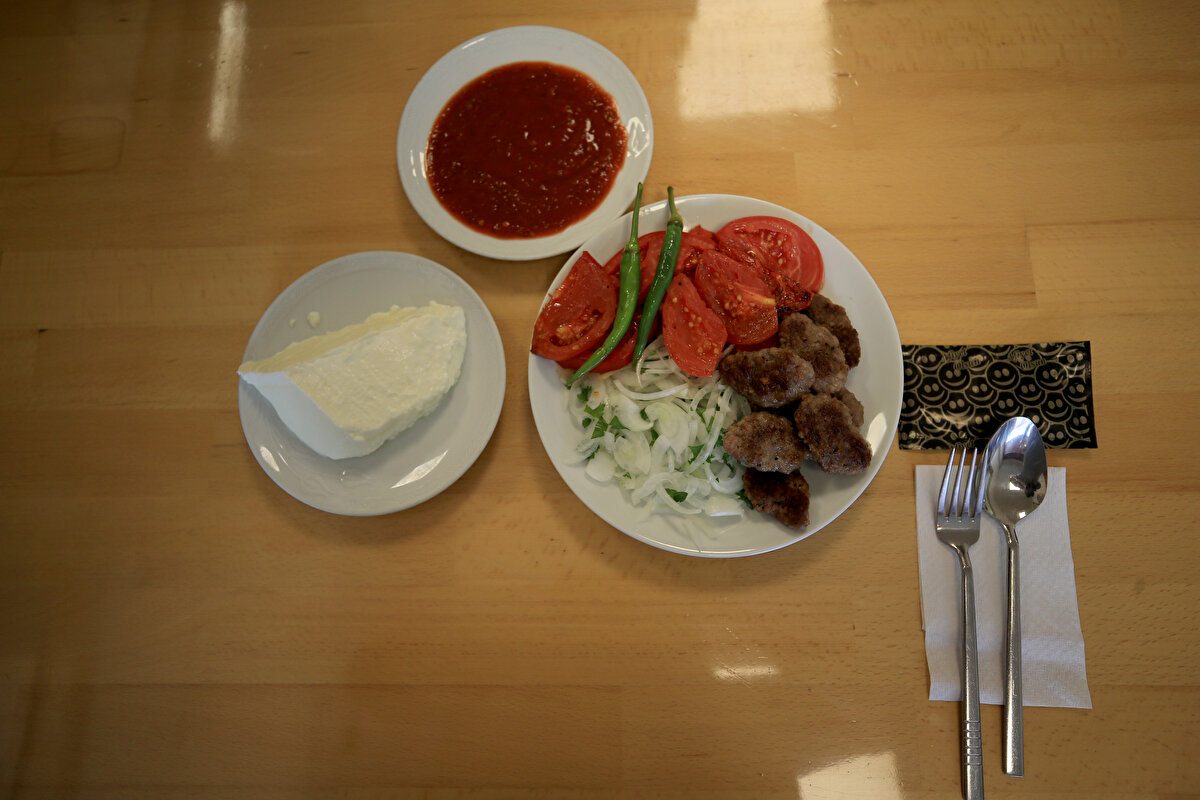 Köftenin etinin kasaba özenle hazırlatıldığını anlatan Haşimler, "Malı kendim canlı seçerim, kestiririm, kasap dükkanına getirir ve eti özel seçerim, sinirlerini tek tek ayırırım. Köftenin yapımında özellikle dananın kol ve kürek kısmını kullanıyorum. Etin kendi yağını kullanırım, ekmek kullanmam. Müşterilerimiz köftemizi yediği zaman çok beğeniyor ve tercih ediyor. Et üzerine taviz vermem." dedi.<br><br>Haşimler, yıllarını bu işe verdiğini ve yaptığı işin uzmanı olduğunu belirtti.<br><br>Ailesinin 3 kuşaktır köftecilik yaptığını dile getiren Haşimler, "Müşterilerimiz Edirne köftesinin tadını seviyor. Kırklareli köftesi deyince eleştirmek istemiyorum ama daha basitine kaçıyorlar işin. Ben eti alıp yoğurduktan sonra bir gece bekletirim. Baharatını çeker, ertesi gün tekrar yoğrulur, tane tane hazırlanır, tepsilere dizilir. Ocağa koyarız, müşterimize sunarız." diye konuştu.<br>"Ciğer yiyeceksek Edirne, köfte yiyeceksek Kırklareli"<br>Kırklareli Lokantacılar Esnaf Odası Başkanı Zafer Sürer ise Trakya'da en meşhur köftenin Kırklareli köftesi olduğunu söyledi.Istranca Ormanları'nın zengin coğrafyasında beslenen hayvanların etinden dolayı köftenin lezzetli olduğunu belirten Sürer, köftenin geçmişinin 1928 yılına dayandığını kaydetti.<br><br>Kırklareli köftesinin özelliğinin tamamen etle ilgili olduğunu anlatan Sürer, "Hayvanlarımız meralarda otluyor, zengin bitki örtüsünden yiyor. Etleri daha lezzetli oluyor. Bir de köftemizin en büyük özelliği natürel olmasıdır. Bizde katkı maddesi yoktur. Tamamen hayvanlarımızın kendi etinin yapısındandır. Coğrafi işaretli kıvırcık kuzumuz, köftemize ayrı bir lezzet katıyor." dedi.<br><br>