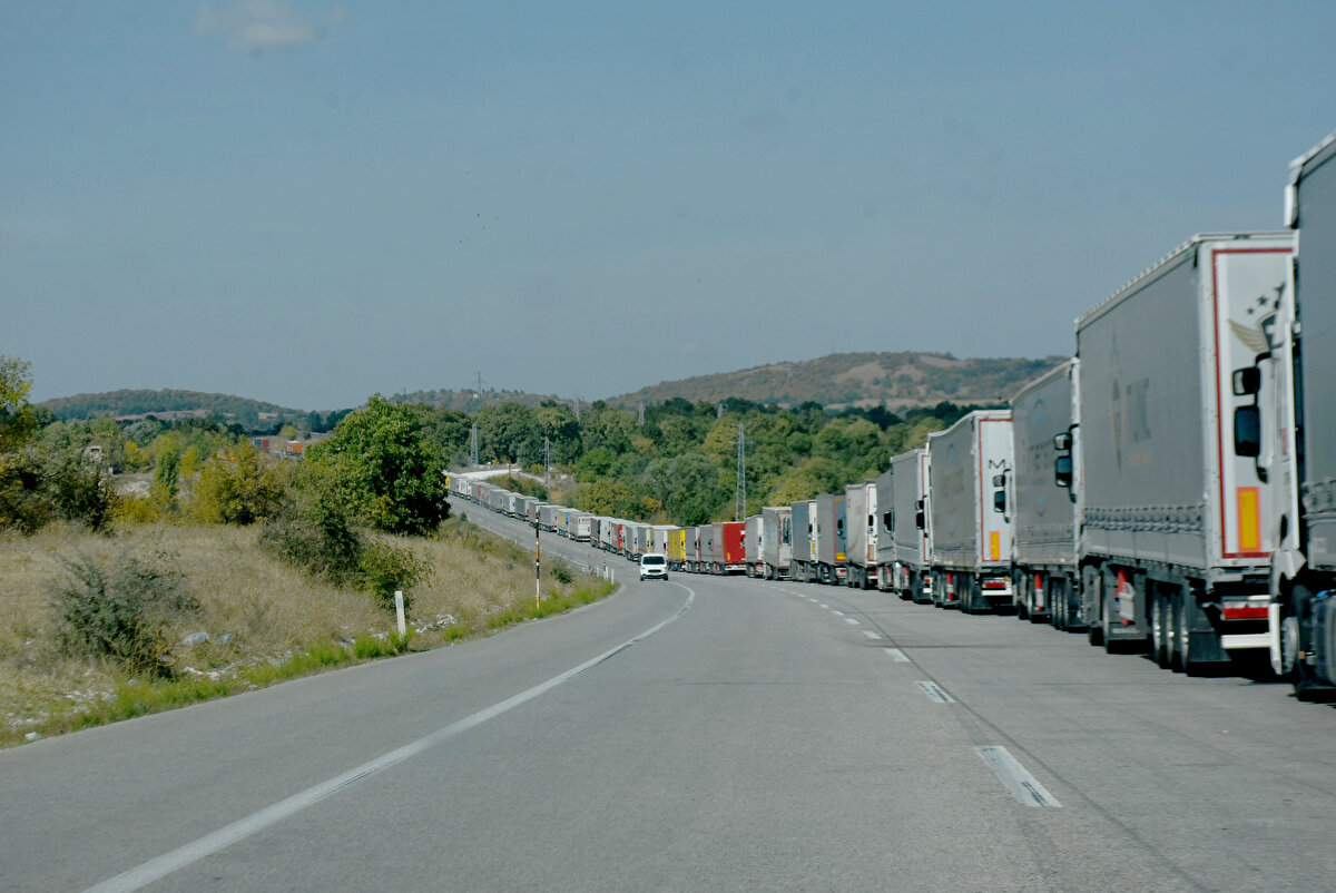 MÜLTECİLER EN BÜYÜK SIKINTILARIMIZDA BİRİDİR' <br>Romanya'ya gitmek için bekleyen TIR şoförü Hakan Gökçe de, araçlarına göçmenlerin gizlice binmeleri nedeniyle uyuyamadıklarını söyledi. TIR'larını sürekli kontrol ettiklerini ifade eden Gökçe, "Sırada kuyruklar yoğun olduğunda burada kaldığımız zaman mülteci kontrolü rutin kontrolümüzdür. Bizim büyük sıkıntılarımızdan biridir. Eğer bunu yapmazsak kapıda sürprizle karşılaşabiliyoruz. İçeriye giriyoruz, içerideki kontrollerde 'mülteci var' deniyor. Mühür açılıyor, jandarma çağırıyoruz. Jandarma kontrol ediyor, gerekli araştırmalar yapılıyor. 4-5 saatte çıkacaksan, bu kontroller de üzerine eklendiğinde o gün orada kalıyorsun" dedi.